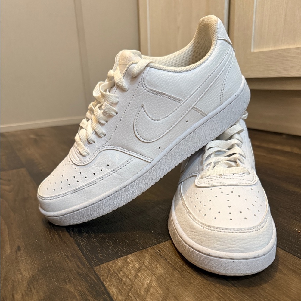 Nike Mens White Low-Top Sneakers with Swoosh